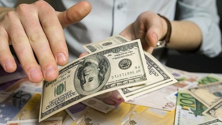 Эксперт объяснил внезапное падение курса доллара